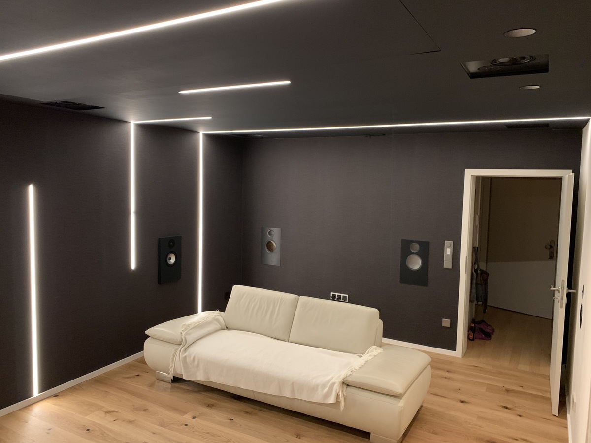 Licht bei Nacht - LED Streifen gehen von der Wand in die Decke über