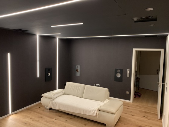 Licht bei Nacht - LED Streifen gehen von der Wand in die Decke über
